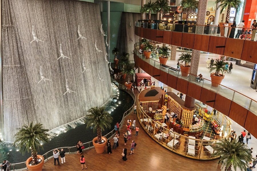 Attractions：Experiencing the Dubai Mall Waterfall